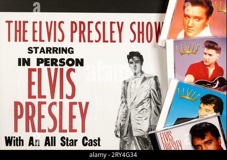 Flat Lay of Elvis Presley Music CD set sur l'affiche d'Elvis live show Banque D'Images