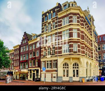 AMSTERDAM, PAYS-BAS - 24 août 2023 : Amsterdam est la capitale des pays-Bas, connue pour son patrimoine artistique, son système de canaux élaboré et son Hou étroit Banque D'Images