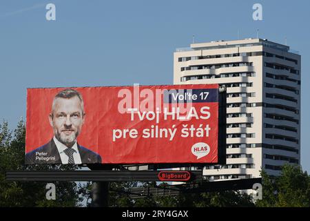 Bratislava, Slovaquie. 28 septembre 2023. Le panneau d'affichage électoral du parti voix - démocratie sociale (HLA) affiche le visage du chef du parti et ancien Premier ministre Peter Pellegrini dans la rue à Bratislava. La Slovaquie tiendra ses élections législatives le 30 septembre 2023. (Photo Tomas Tkacik/SOPA Images/Sipa USA) crédit : SIPA USA/Alamy Live News Banque D'Images