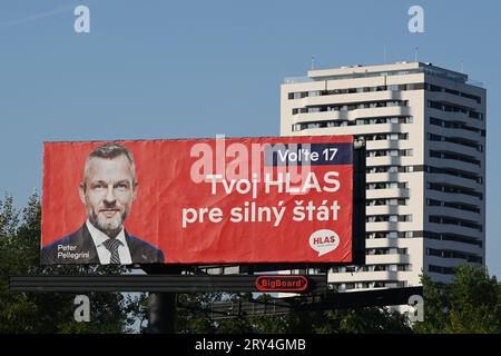 Bratislava, Slovaquie. 28 septembre 2023. Le panneau d'affichage électoral du parti voix - démocratie sociale (HLA) affiche le visage du chef du parti et ancien Premier ministre Peter Pellegrini dans la rue à Bratislava. La Slovaquie tiendra ses élections législatives le 30 septembre 2023. Crédit : SOPA Images Limited/Alamy Live News Banque D'Images