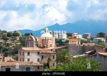 Village typique en Corse, France. Vue des maisons traditionnelles dans l'intérieur de la Corse Banque D'Images