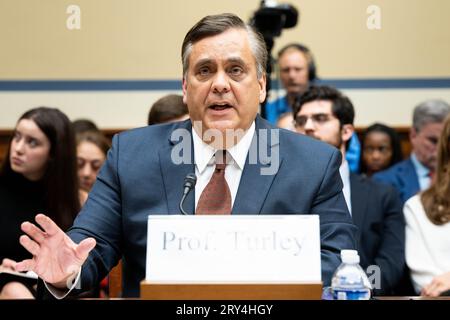 Washington, États-Unis. 28 septembre 2023. Jonathan Turley, Chaire Shapiro pour le droit de l'intérêt public, George Washington University Law School, s'exprimant lors d'une audience du Comité de surveillance et de responsabilité du Comité de la Chambre intitulée "la base d'une enquête de destitution du Président Joseph R. Biden Jr." au Capitole des États-Unis. (Photo de Michael Brochstein/Sipa USA) crédit : SIPA USA/Alamy Live News Banque D'Images