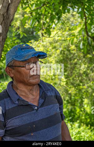 Zihuatanejo, Mexique - 18 juillet 2023 : four en terre cuite historique. Portrait du propriétaire, en vêtements bleus, et opérateur du four produisant des briques et un toit Banque D'Images