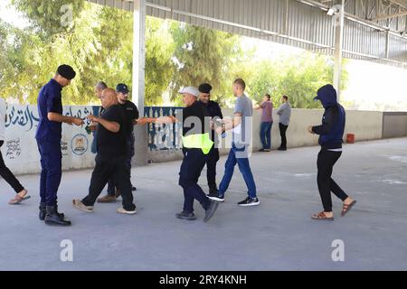 Middle East News/Gaza/Territoires palestiniens des travailleurs palestiniens attendent au terminal d’Erez alors qu’ils se préparent à quitter Beit Hanun, dans le Nord de la bande de Gaza, pour aller travailler en Israël, le 28 septembre 2023. Erez Crossing a ouvert après avoir été fermé il y a deux semaines en réponse aux manifestations à la frontière. Bande de Gaza Palestine Copyright : xMahmoudxxAjjourx IMG 4655 crédit : Imago/Alamy Live News Banque D'Images