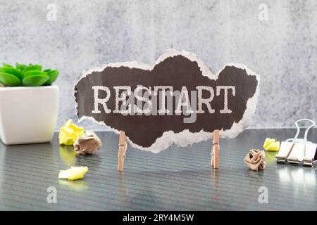 Redémarrez. bloc-notes de calculatrice. texte sur la page. Banque D'Images