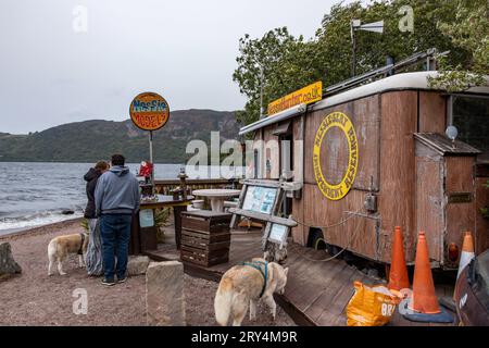 DAS Nessie Sery Independent Research Center von Steve Feltham, dem selbsternannten Nessie Hunter - Der Strand Dores Beach am Ostufer von Loch Ness in Schottland ist ein beliebter Spot für Wassersportler und Jäger von Nessie, dem Monster von Loch Ness. 28.09.2023 Dores Schottland Großbritannien *** The Nessie Sery Independent Research Center par Steve Feltham, la plage auto-proclamée Nessie Hunter Dores Beach sur la rive est du Loch Ness en Écosse est un endroit populaire pour les amateurs de sports nautiques et les chasseurs de Nessie, The Loch Ness Monster 28 09 2023 Dores Scotland Royaume-Uni Banque D'Images