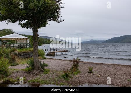 Der Strand Dores Beach am Ostufer von Loch Ness in Schottland ist ein beliebter Spot für Wassersportler und Jäger von Nessie, dem Monster von Loch Ness. 28.09.2023 Dores Schottland Großbritannien *** Dores Beach sur la rive est du Loch Ness en Écosse est un endroit populaire pour les amateurs de sports nautiques et les chasseurs de Nessie, le monstre du Loch Ness 28 09 2023 Dores Scotland Royaume-Uni Credit : Imago/Alamy Live News Banque D'Images