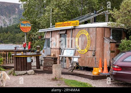 DAS Nessie Sery Independent Research Center von Steve Feltham, dem selbsternannten Nessie Hunter - Der Strand Dores Beach am Ostufer von Loch Ness in Schottland ist ein beliebter Spot für Wassersportler und Jäger von Nessie, dem Monster von Loch Ness. 28.09.2023 Dores Schottland Großbritannien *** The Nessie Sery Independent Research Center par Steve Feltham, la plage auto-proclamée Nessie Hunter Dores Beach sur la rive est du Loch Ness en Écosse est un endroit populaire pour les amateurs de sports nautiques et les chasseurs de Nessie, The Loch Ness Monster 28 09 2023 Dores Scotland Royaume-Uni Banque D'Images