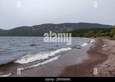 Der Strand Dores Beach am Ostufer von Loch Ness in Schottland ist ein beliebter Spot für Wassersportler und Jäger von Nessie, dem Monster von Loch Ness. 28.09.2023 Dores Schottland Großbritannien *** Dores Beach sur la rive est du Loch Ness en Écosse est un endroit populaire pour les amateurs de sports nautiques et les chasseurs de Nessie, le monstre du Loch Ness 28 09 2023 Dores Scotland Royaume-Uni Credit : Imago/Alamy Live News Banque D'Images