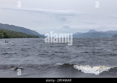 Der Strand Dores Beach am Ostufer von Loch Ness in Schottland ist ein beliebter Spot für Wassersportler und Jäger von Nessie, dem Monster von Loch Ness. 28.09.2023 Dores Schottland Großbritannien *** Dores Beach sur la rive est du Loch Ness en Écosse est un endroit populaire pour les amateurs de sports nautiques et les chasseurs de Nessie, le monstre du Loch Ness 28 09 2023 Dores Scotland Royaume-Uni Credit : Imago/Alamy Live News Banque D'Images