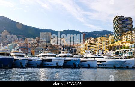 Monte Carlo, Monaco - 29 septembre 2023 : Monaco Yacht Show ambiance au Port. Yachting, Yachts, Superyachts, Mer, Superyacht. Mandoga Media Germany Monaco Yacht Show 2023 *** Monte Carlo, Monaco 29 septembre 2023 Monaco Yacht Show ambiance au Port Yachting, Yachts, Superyachts, Mer, Superyacht Mandoga Media Germany Monaco Yacht Show 2023 Credit : Imago/Alamy Live News Banque D'Images