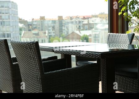 Café de la zone d'observation. Table et chaises sur la terrasse contre beau paysage urbain Banque D'Images