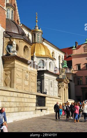 C.16e Chapelle Sigismond (Vasa à sa gauche) dans le complexe de la cathédrale de Wawel sur la colline de Wawel à Crakow, en Pologne, à la frontière orientale du catholicisme. Banque D'Images