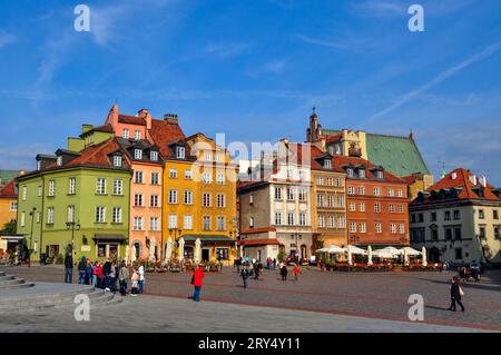 Une autre journée ensoleillée en automne à plac Zamkowy (place du Château Royal) avec la croix dans la Basilique de l'Archicathédrale visible, Varsovie, Pologne Banque D'Images