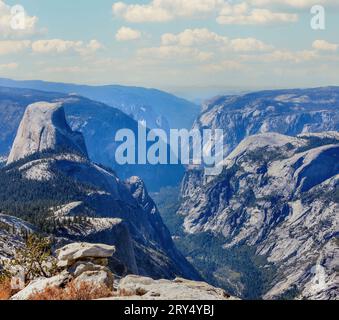 Vues depuis le sud de Clouds Rest, y compris : Half Dome, Glacier point, Yosemite Valley et Tenaya Canyon. Parc national de Yosemite, Californie, États-Unis. Banque D'Images
