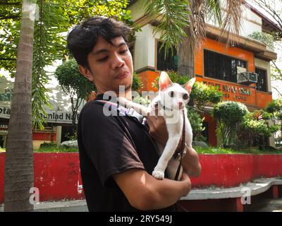 Navotas, Philippines. 28 septembre 2023. Un propriétaire tient son chat au parc central de Navotas pour le vacciner. Dans le cadre de la célébration de la Journée mondiale de la rage, le gouvernement de la ville de Navotas dirigé par le bureau de l'agriculture de la ville de Navotas, a procédé à la vaccination gratuite des chiens et des chats et à l'enregistrement des animaux de compagnie. Ils ont également donné gratuitement de la nourriture pour animaux de compagnie à ceux qui ont participé au programme. Crédit : SOPA Images Limited/Alamy Live News Banque D'Images