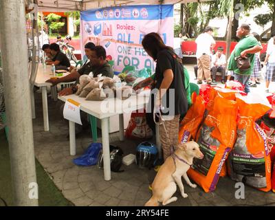 Navotas, Philippines. 28 septembre 2023. Les propriétaires de chiens reçoivent gratuitement leur nourriture pour animaux de compagnie après leur vaccination. Dans le cadre de la célébration de la Journée mondiale de la rage, le gouvernement de la ville de Navotas dirigé par le bureau de l'agriculture de la ville de Navotas, a procédé à la vaccination gratuite des chiens et des chats et à l'enregistrement des animaux de compagnie. Ils ont également donné gratuitement de la nourriture pour animaux de compagnie à ceux qui ont participé au programme. (Photo Josefiel Rivera/SOPA Images/Sipa USA) crédit : SIPA USA/Alamy Live News Banque D'Images
