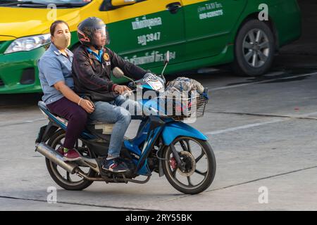 SAMUT PRAKAN, THAÏLANDE, SEP 25 2023, la paire roule en moto dans la rue. Banque D'Images