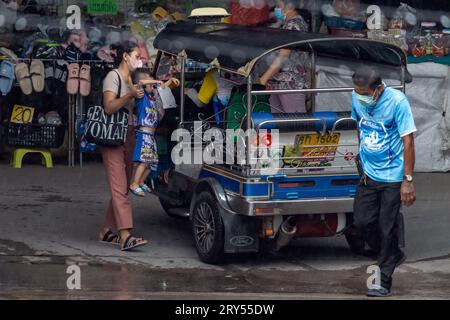 SAMUT PRAKAN, THAÏLANDE, septembre 25 2023, Une femme avec un petit garçon monte dans un taxi à trois roues Tuk Tuk motorisé Banque D'Images