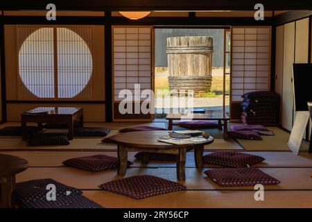 Shodoshima, Japon - 24 septembre 2023 : Grand tonneau en bois à l'extérieur de la salle traditionnelle de tatami Banque D'Images