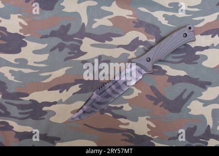 Couteau de survie de chasse tactique de Blade sur tissu de camouflage en arrière-plan Banque D'Images