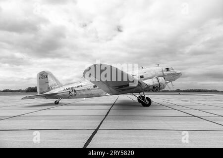 Le navire amiral Detroit a restauré 1937 Douglas DC-3 a visité l'aéroport régional du Sud-est de l'Iowa les dimanches 24 et 25 septembre 2023. Le plan Banque D'Images