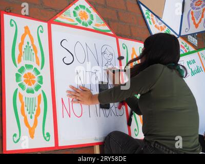 Lima, Pérou. 28 septembre 2023. "Ce sont des filles, pas des mères" peut être lu sur un carton quand, à l'occasion de la Journée internationale de l'avortement sans risque, des centaines de femmes, portant un foulard vert, mènent une manifestation exigeant un avortement légal, sûr et gratuit au Pérou, dans le cadre de la santé globale des filles, des adolescents, des femmes, et n'importe qui avec la possibilité de gestation. L'avortement au Pérou, un pays conservateur, est illégal et punissable crédit : Agence de presse Fotoholica/Alamy Live News Banque D'Images