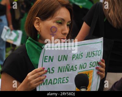 Lima, Pérou. 28 septembre 2023. "Dans un pays juste, les filles ne sont pas mères" peut-on lire sur un carton lorsque, à l'occasion de la Journée internationale de l'avortement sans risque, des centaines de femmes, portant un foulard vert, organisent une manifestation exigeant un avortement légal, sûr et gratuit au Pérou, dans le cadre de la santé globale des filles, des adolescentes, des femmes, et n'importe qui avec la possibilité de gestation. L'avortement au Pérou, un pays conservateur, est illégal et punissable crédit : Agence de presse Fotoholica/Alamy Live News Banque D'Images