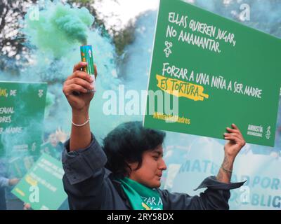 Lima, Pérou. 28 septembre 2023. Femme avec une éruption de fumée verte lors de la Journée internationale de l'avortement sans risque, des centaines de femmes, portant une écharpe verte, mènent une manifestation exigeant un avortement légal, sûr et gratuit au Pérou, dans le cadre de la santé globale des filles, des adolescents, des femmes et de toute personne ayant la possibilité de gestation. L'avortement au Pérou, un pays conservateur, est illégal et punissable crédit : Agence de presse Fotoholica/Alamy Live News Banque D'Images