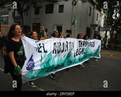 Lima, Pérou. 28 septembre 2023. "L'avortement thérapeutique est légal" peut être lu sur une bannière lorsque, à l'occasion de la Journée internationale de l'avortement sans risque, des centaines de femmes, portant un foulard vert, mènent une manifestation exigeant un avortement légal, sûr et gratuit au Pérou, dans le cadre de la santé globale des filles, des adolescents, des femmes, et n'importe qui avec la possibilité de gestation. L'avortement au Pérou, un pays conservateur, est illégal et punissable crédit : Agence de presse Fotoholica/Alamy Live News Banque D'Images