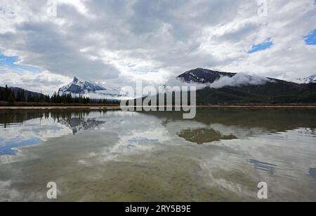 Paysage avec Mt Rundle et Sulphur Mountain, Canada Banque D'Images