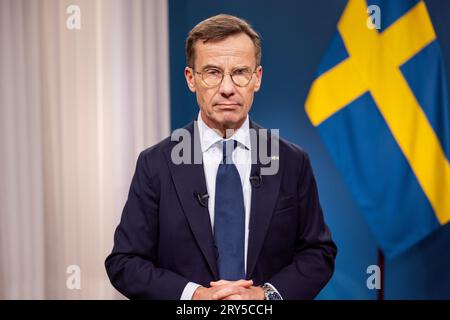 (230929) -- STOCKHOLM, 29 septembre 2023 (Xinhua) -- le Premier ministre suédois Ulf Kristersson prononce un discours à Stockholm, en Suède, le 28 septembre 2023. Dans un discours télévisé à la nation jeudi soir, après quelques-unes des semaines les plus sanglantes de l'histoire moderne suédoise, le Premier ministre Ulf Kristersson a déclaré qu'il rencontrerait vendredi le commandant suprême des forces armées suédoises pour discuter de la manière dont l'armée pourrait aider la police. (Ninni Andersson/administrations publiques suédoises/document via Xinhua) Banque D'Images