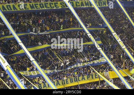 Buenos Aires, Argentine, 28 septembre 2023, supporters de Boca Juniors lors du match de demi-finale de la coupe Conmebol Libertadores au stade de la Bombonera ( crédit : Néstor J. Beremblum/Alamy Live News Banque D'Images