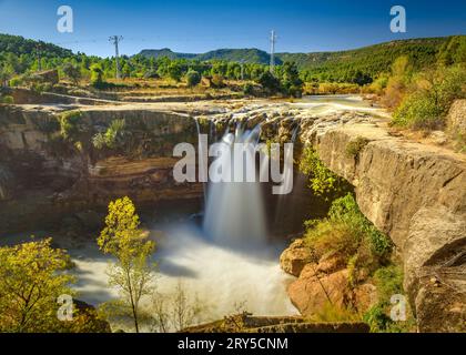 Cascade de la Portellada après de fortes pluies en automne (Matarraña, Teruel, Aragon, Espagne) ESP : Salto de la Portellada tras unas fuertes lluvias otoñales Banque D'Images