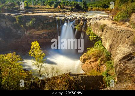 Cascade de la Portellada après de fortes pluies en automne (Matarraña, Teruel, Aragon, Espagne) ESP : Salto de la Portellada tras unas fuertes lluvias otoñales Banque D'Images