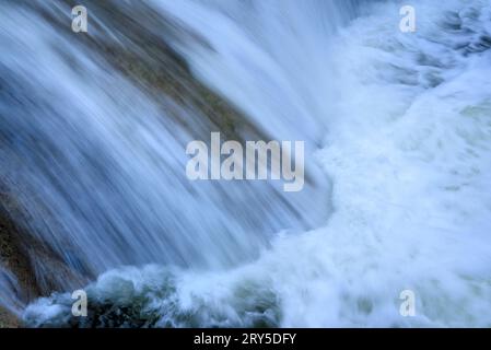 Cascade Toll del Vidre dans la rivière Algars, dans le parc naturel Els ports / Los Puertos, avec un grand débit après de fortes pluies (Tarragone, Espagne) Banque D'Images