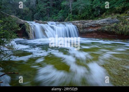 Cascade Toll del Vidre dans la rivière Algars, dans le parc naturel Els ports / Los Puertos, avec un grand débit après de fortes pluies (Tarragone, Espagne) Banque D'Images