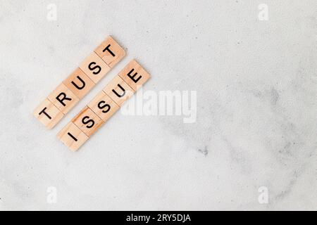 Vue de dessus du mot Trust émission sur bloc de lettre cube en bois sur fond blanc. Concept commercial Banque D'Images