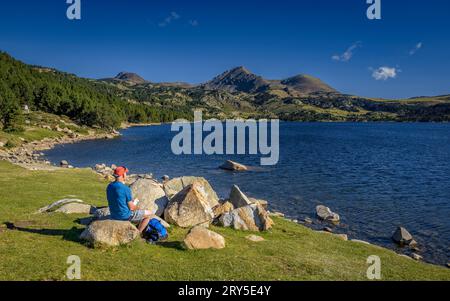 Lac des Bouillouses et pics Perics en arrière-plan un matin d'été (Pyrénées-Orientales, Occitanie, France, Pyrénées) Banque D'Images