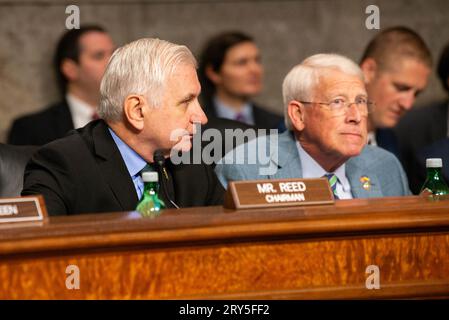 Washington, États-Unis. 28 septembre 2023. Le sénateur américain Roger Wicker (Républicain du Mississippi), membre de rang, Comité sénatorial américain sur les services armés, et le sénateur américain Jack Reed (démocrate de Rhode Island), président du Comité sénatorial américain sur les services armés, prennent la parole devant une audience du Sénat sur les services armés le jeudi 28 septembre 2023 à Washington, DC, États-Unis. Photo Annabelle Gordon/CNP/ABACAPRESS.COM crédit : Abaca Press/Alamy Live News Banque D'Images