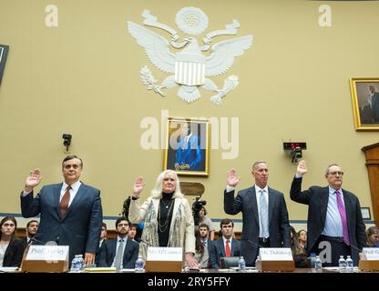 De gauche à droite : Jonathan Turley, titulaire de la chaire Shapiro pour le droit de l'intérêt public, faculté de droit de l'Université George Washington ; Eileen O'Connor, ancienne procureure générale adjointe, ministère de la Justice des États-Unis (DOJ-Tax) ; Bruce Dubinsky, fondateur, Dubinsky Consulting; et Michael J. Gerhardt (témoin minoritaire), Burton Craige Distinguished Professor of jurisprudence, Université de Caroline du Nord à Chapel Hill, sont assermentés pour témoigner lors de l’audience du Comité de surveillance et de responsabilité de la Chambre des États-Unis « la base d’une enquête de destitution du président Joseph R. Biden Jr. » dans le Rayburn H Banque D'Images