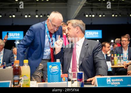 CSU-Parteitag kurz vor der Bayerischen Landtagswahl 2023 Markus Söder, Spitzenkandidat und Ministerpräsident von Bayern - im Gespräch mit Edmund StoiberCSU-Parteitag kurz vor der Bayerischen Landtagswahl 2023 Markus Söder, Spitzenkandidat und Ministerpräsident von Bayern - im Gespräch mit Edmund Stoiber, *** Conférence du parti CSU peu avant les élections bavaroises 2023 Markus Söder, premier candidat et ministre-président de Bavière en conversation avec Edmund Stoiber Conférence du parti CSU peu avant les élections bavaroises 2023 Markus Söder, premier candidat et ministre-président de Banque D'Images
