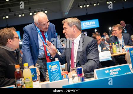 CSU-Parteitag kurz vor der Bayerischen Landtagswahl 2023 Markus Söder, Spitzenkandidat und Ministerpräsident von Bayern - im Gespräch mit Edmund StoiberCSU-Parteitag kurz vor der Bayerischen Landtagswahl 2023 Markus Söder, Spitzenkandidat und Ministerpräsident von Bayern - im Gespräch mit Edmund Stoiber, *** Conférence du parti CSU peu avant les élections bavaroises 2023 Markus Söder, premier candidat et ministre-président de Bavière en conversation avec Edmund Stoiber Conférence du parti CSU peu avant les élections bavaroises 2023 Markus Söder, premier candidat et ministre-président de Banque D'Images