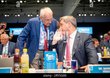 CSU-Parteitag kurz vor der Bayerischen Landtagswahl 2023 Markus Söder, Spitzenkandidat und Ministerpräsident von Bayern - im Gespräch mit Edmund StoiberCSU-Parteitag kurz vor der Bayerischen Landtagswahl 2023 Markus Söder, Spitzenkandidat und Ministerpräsident von Bayern - im Gespräch mit Edmund Stoiber, *** Conférence du parti CSU peu avant les élections bavaroises 2023 Markus Söder, premier candidat et ministre-président de Bavière en conversation avec Edmund Stoiber Conférence du parti CSU peu avant les élections bavaroises 2023 Markus Söder, premier candidat et ministre-président de Banque D'Images