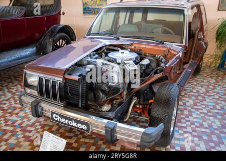 Talmont , France - 09 28 2023 : Jeep cherokee explicative éducative découpée modèle de voiture américain sous-compact crossover US SUV en France Musée classique Banque D'Images