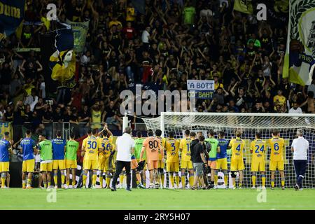 Frosinone célèbre avec les fans le tirage au sort réussi lors du match de football Serie A entre Frosinone Calcio et ACF Fiorentina au stade Benito Stirpe à Frosinone, en Italie, le 28 septembre 2023. Banque D'Images