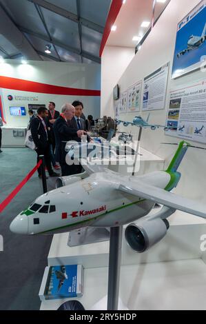 Avion Kawasaki C-2 exposé sur le stand Kawasaki dans les halls du salon aéronautique international de Farnborough 2016. Programme Kawasaki XC-2 Banque D'Images