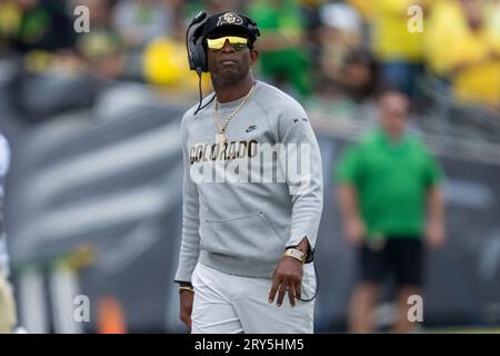 L'entraîneur-chef des Buffaloes du Colorado, Deion Sanders, regarde le tableau de bord lors d'un match de football de la NCAA entre les Buffaloes du Colorado et les Ducks de l'Oregon le samedi Banque D'Images