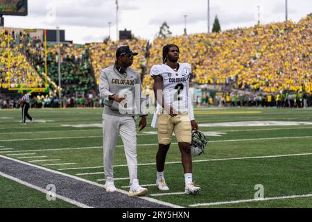 L’entraîneur-chef des Colorado Buffaloes, Deion Sanders, marche sur les lignes de touche avec le quarterback des Colorado Buffaloes, Shedeur Sanders (2), avant le coup d’envoi lors d’un F de la NCAA Banque D'Images