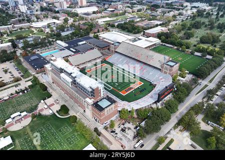 Une vue aérienne générale du Memorial Stadium sur le campus de l'Université de l'Illinois Urbana-Champaign, le jeudi 21 septembre 2023, à Champaign, Ill. Banque D'Images